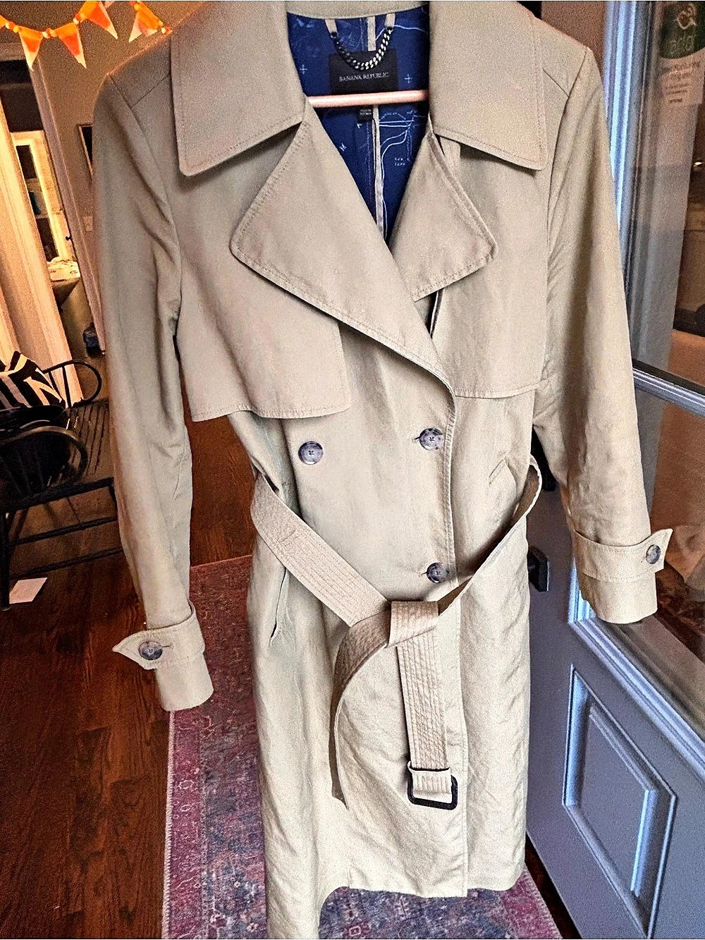 Banana Republic Trench Coat in Beige - Medium